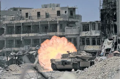  ?? REUTERS ?? A tank of the Emergency Response Division fires at Islamic State militants in the old city of Mosul on Wednesday.