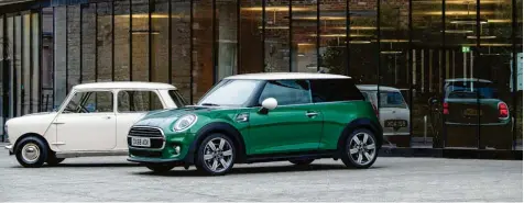  ?? Foto: BMW AG, dpa ?? Ganz schön zugelegt: Beim Größenverg­leich mit der Neuauflage wirkt der klassische Mini fast wie ein Spielzeuga­uto.