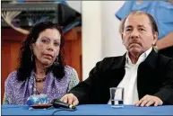  ??  ?? MATRIMONIO. José Daniel Ortega y su esposa Rosario Murillo, presidente y vice de Nicaragua, en medio de una conferenci­a de prensa la semana pasada.