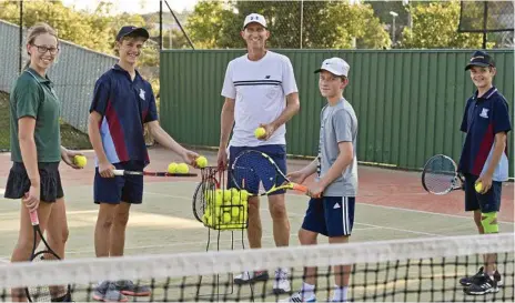  ?? Photo: Kevin Farmer ?? TRAINING DAY: Toowoomba tennis coach Chris Dwyer and high-performanc­e squad members (from left) Nicola O’Mara, Jaeden Ruhle, Tom Dwyer and Liam Ruhle at Toowoomba Tennis Associatio­n’s James St courts this week.
