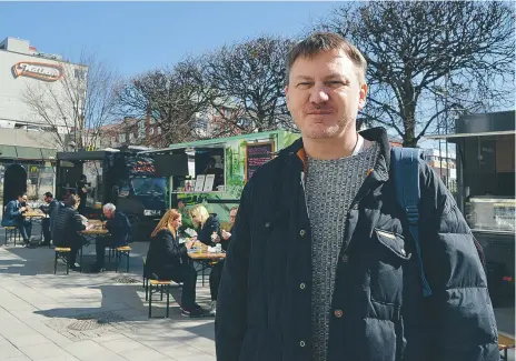  ?? FOTO: ULRICA ANDERSSON ?? STEG. ”Det här är ett steg på vägen till att erbjuda en bättre stadsmiljö.” sa kommunalrå­det Stefan Bergström (C) om Glad stads arbete med att skapa en streetfood-park på Sundbyberg­s torg.