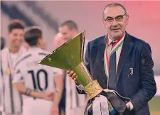  ?? ANSA ?? Primo tricolore Maurizio Sarri, 61 anni, con la coppa dello scudetto