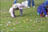  ??  ?? Kids take part in the Easter egg hunt.