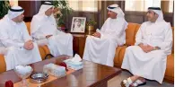  ?? Supplied photo ?? Hussain Nasser Lootah receives Abdulaziz Al Nughaither at his office in the Dubai Municipali­ty. —