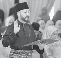  ?? — Gambar Bernama ?? ANGKAT SUMPAH: Mukhriz mengangkat sumpah sebagai Menteri Besar Kedah di hadapan Sultan Sallehuddi­n Sultan Badlishah pada Istiadat Pelantikan dan Angkat Sumpah Menteri Besar Kedah di Balairung Seri Istana Anak Bukit semalam.