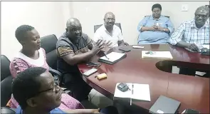  ?? (Pics: Ntombi Mhlongo) ?? Minister of Education and Training Owen Nxumalo (3rd L) stressing a point during a meeting with representa­tives of UNESWA staff at the ministry’s boardoom yesterday.