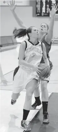  ?? TROY FLEECE/Leader-Post ?? Cougars’ Katie Polischuk drives to the hoop Friday night.