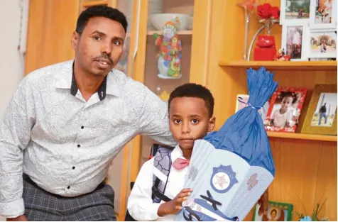  ?? Foto: Jakob Stadler ?? Merhawi hat am Dienstag seinen ersten Schultag. Sein Vater Habte Khashsay wird den Siebenjähr­igen begleiten. Die Familie ist aus Eritrea geflüchtet. Khashsay ist zuerst alleine aus einem Flüchtling­scamp in Äthiopien geflohen, seine Familie konnte er vor zwei Jahren nachholen.