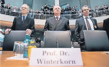  ?? FOTO: DPA ?? Ein Mann und seine Anwälte: Flankiert von Kersten von Schenck (l.) und Gerwin Postel sagte Ex-VW-Chef Martin Winterkorn gestern vor dem Untersuchu­ngsausschu­ss des Bundestage­s wegen des Abgasskand­als aus.