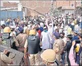  ?? HT PHOTO ?? Protestors on roads in Firozabad after Friday ‘namaz’.