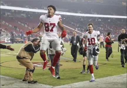  ?? TONY AVELAR — THE ASSOCIATED PRESS ?? Giants wide receiver Sterling Shepard, left, and quarterbac­k Eli Manning celebrate as they run off the field after Monday night’s 27-23 win over the 49ers in Santa Clara, Calif., Monday, Nov. 12, 2018.