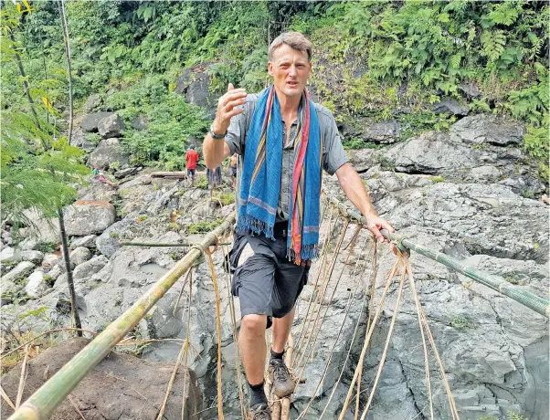  ?? ?? Benedict crosses the Central Range for the second time
Korsai, left, from the Yaifo tribe, had helped Benedict out of a sticky sitaution 27 years earlier