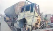  ?? HARE KISHAN GOYAL/HT ?? Five vehicles were burnt in a blaze on the Yamuna Expressway, after a tanker carrying liquified petroleum gas exploded early Sunday morning.