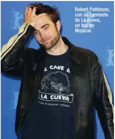  ??  ?? Robert Pattinson, con su camiseta de La cueva, un bar de Mojácar.