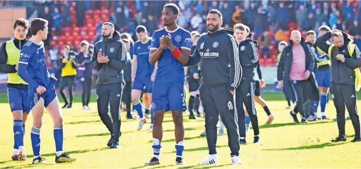  ?? Phil Jones/sportseyep­hoto.com ?? ●●Silkmen players received a standing ovation from the Macclesfie­ld supporters