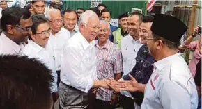  ?? PIC BY EIZAIRI
SHAMSUDIN ?? Prime Minister Datuk Seri Najib Razak greeting people at Sekolah Bimbingan Jalinan Kasih in Kuala Lumpur yesterday.