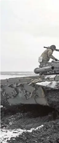  ?? // REUTERS ?? Un soldado ruso salta de un tanque durante unas maniobras