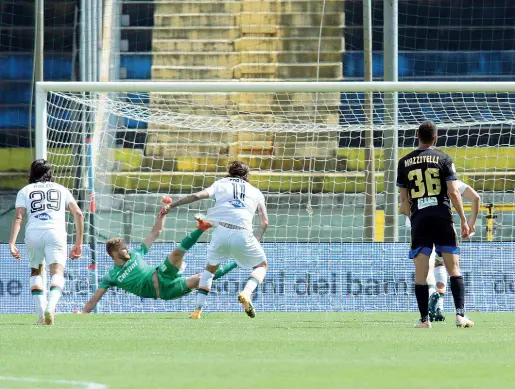  ?? (Lapresse) ?? Dal dischetto Il gol di Francesco Forte, al 46’ della ripresa, che timbra il definitivo 2-2 a Pisa: è la rete dei matematici playoff per il Venezia