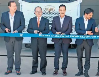  ??  ?? Inauguran ensamblado­ra de camiones /EDUARDO DE LA VEGA