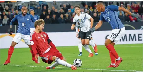  ?? FOTO: CHARISIUS/DPA ?? Torwart Kevin Trapp zeigte beim 2:2 gegen Frankreich ein starkes Spiel. Und das, obwohl er diese Saison bei Paris Saint-Germain noch keine Minute spielen durfte. Nur bei den Gegentoren von Alexandre Lacazette (links), der hier vor dem 1:0 von Anthony...