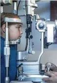  ?? SYMBOLFOTO: IMAGO STOCK ?? Ein Kind wird beim Augenarzt untersucht.
Weimar.