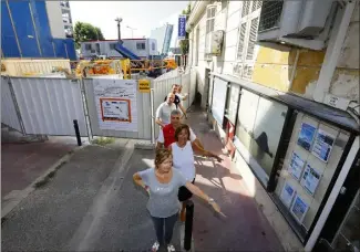  ?? (Photos Patrice Lapoirie) ?? Les commerçant­s souhaitent que la palissade soit décalée afin de dégager un passage permanent pour les piétons durant les travaux. « Une nécessite pour que les commerces survivent » selon eux.