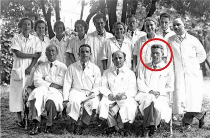  ?? FOTO RR ?? Hans Asperger met het personeel van de kinderklin­iek.