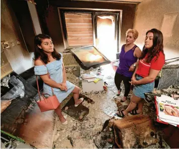  ?? Foto: Silvio Wyszengrad ?? Ein Feuer zerstörte im April die Existenz ihrer kleinen Familie: Seda, Esra und Isik Pazar (von links) haben viel Unterstütz­ung erhalten. Eine neue Wohnung fanden sie aber noch nicht.