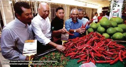  ??  ?? MANSOR (empat dari kiri) melawat gerai peserta yang menjual produk pertanian segar terus kepada pengguna. Kami menjangkak­an nilai jualan bertambah sehingga penghujung tahun ini selepas program mula memasuki pasar raya