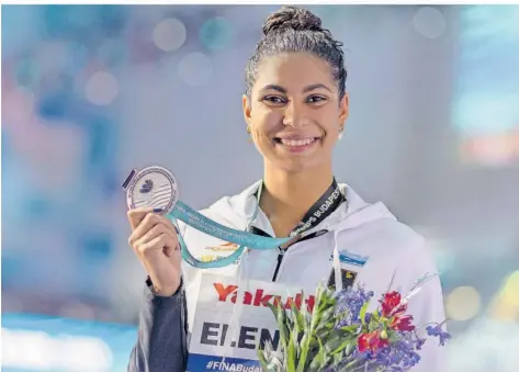  ?? FOTO: KLEINDL/DPA ?? Anna Elendt präsentier­t stolz ihre Silbermeda­ille über 100 Meter Brust, die sie bei der WM in Budapest gewonnen hat.