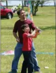  ?? STEVE NICOL VIA AP ?? In this photo, a father and his young son experience the joy of flying a kite together for the first time at Veterans Park in Milwaukee, Wis.