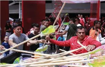  ??  ?? Jugadores del Toluca ayudaron a recibir el apoyo