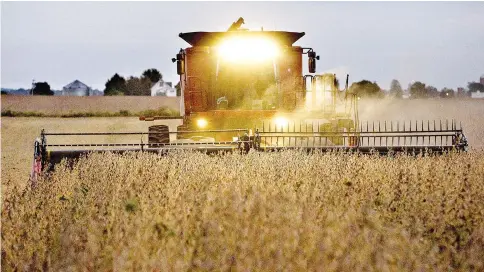  ?? — WP-Bloomberg photo ?? Soybeans are harvested near Princeton, Illinois, on Thursday, Sept 29, 2016.