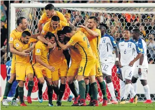  ?? /Reuters ?? Upside down under: Australia celebrate qualifying for the 2018 World Cup finals after beating Honduras on Wednesday.