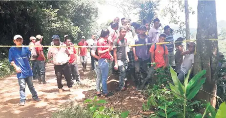  ??  ?? ESCENA. El tránsito de personas fue detenido momentánea­mente en La Libertad, Comayagua.