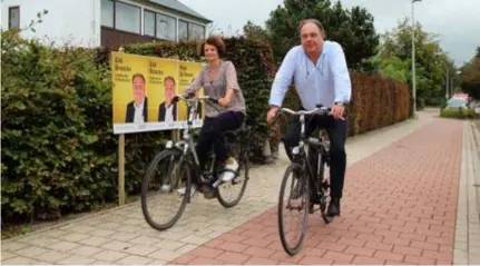  ?? FOTO FILIP SPOELDERS ?? Erika Van Hoofstadt en Erik Broeckx op de fiets in Mortsel.