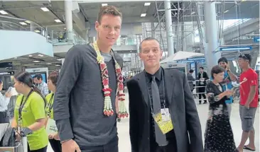  ?? AFP ?? Tomas Berdych, left, with Stewart MacDonald of BEC Tero after arriving in Bangkok yesterday.