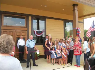  ?? Staff photos by Greg Bischof ?? ■ TOP: New Boston residents and many others from throughout Bowie County came to the grand opening of the Three Bostons Museum. Chroniclin­g the history of the three separate cities that eventually evolved into present-day New Boston has been in the...