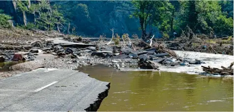  ?? Fotos (2): Julia Cebella, dpa ?? Hier fangen die Probleme beim Wiederaufb­au schon an: die zerstörte Dorfstraße in Mayschoß in Rheinland‰Pfalz. Ohne funktionie­rende Infrastruk­tur allerdings können sich Handwerker nicht an die Arbeit machen, um die Häuser wieder instand zu setzen.