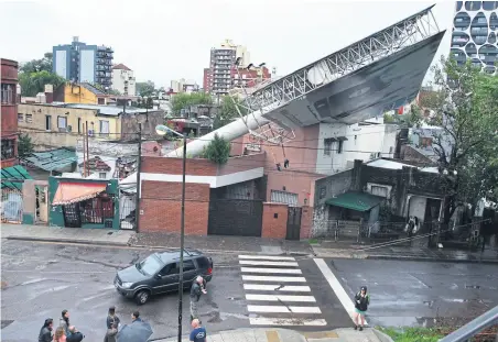  ?? FOTOS SanTiagO haFFOrd ?? En Tres de Febrero, un cartel de ocho toneladas cayó sobre varias viviendas