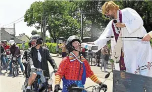  ?? | PHOTO : THIERRY CREUX / OUEST FRANCE ?? «Bénédictio­n» à l’antigel pour chaque cyclomoteu­r au départ.