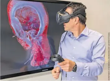  ??  ?? Mit einer VR-Brille können Chirurgen durch 3-D-Modelle von Patientenk­örpern navigieren.