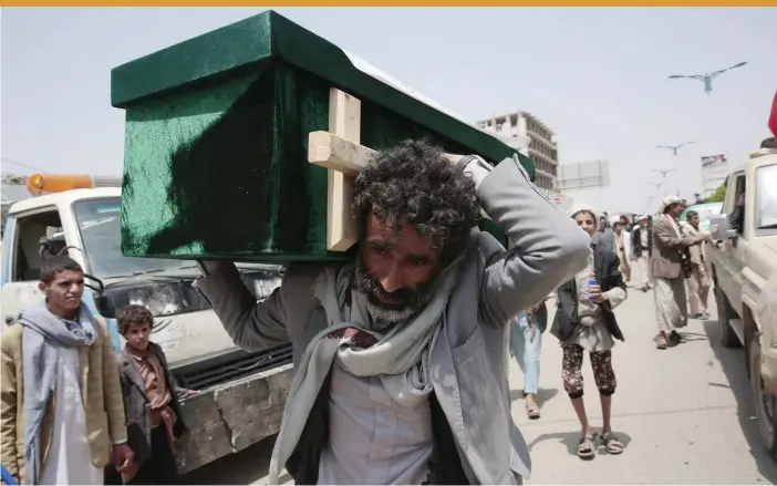  ?? FOTO: TT/AP/HANI MOHAMMED ?? En jemenitisk man bär en kista med ett av offren för en flygattack mot norra Jemen, utförd av den saudiskled­da alliansen. Tiotals människor dödades i attacken, som fick FN att kräva en utredning. Bilden är från den 13 augusti i år.