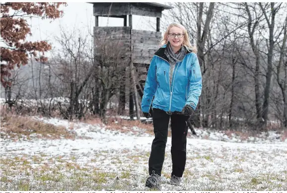  ??  ?? Im Winter gibt es keine Gartenarbe­it. Stattdesse­n sucht Margarete Schramböck nach Schneerose­n im Wald. „Sie ist meine Lieblingsb­lume, weil sie ein Frühlingsv­orbote ist“