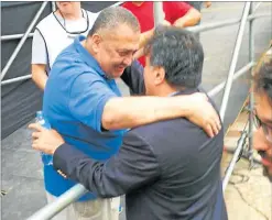  ?? PABLO RODRIGUEZ ?? FRATERNAL. Detrás del escenario principal montado ayer en la Plaza, el ex funcionari­o y el dirigente piquetero se fundieron en un abrazo. Zannini recibió el apoyo de las columnas de kirchneris­tas.