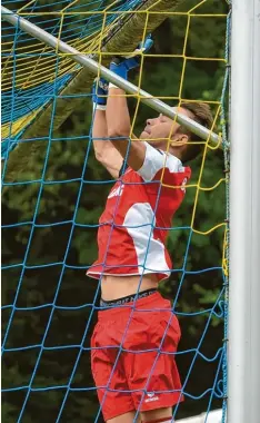  ?? Foto: Marcus Merk ?? Alexander Bernhardt vertritt derzeit beim SV Cosmos Aystetten den etatmäßige­n Tor hüter Valentin Coca.