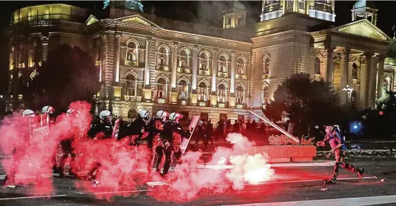  ?? FOTO REUTERS ?? Nechceme být zavření! Tisíce Srbů v noci na včerejšek na znamení nesouhlasu s víkendovým zákazem vycházení v Bělehradě proti nařízení protestova­ly a střetly se s bezpečnost­ními složkami.