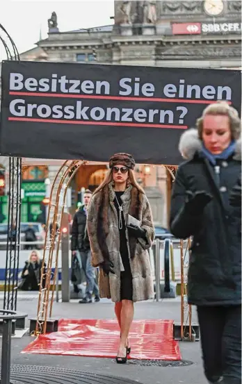  ?? (WALTER BIERI/KEYSTONE) ?? Le Parti socialiste a lancé sa campagne d’opposition à la RIE III avec le slogan «Possédez-vous une grande entreprise?» et une action tape-à-l’oeil: défilé d’un mannequin en fourrure sur un tapis rouge devant la gare de Zurich.