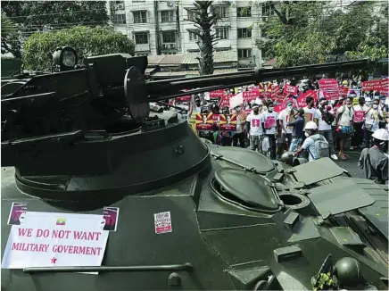  ?? REUTERS ?? A pesar de los tanques, los birmanos volvieron ayer a las calles contra la Junta Militar