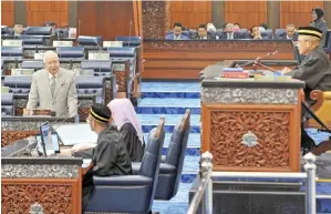  ??  ?? PERDANA Menteri Datuk Seri Najib Tun Razak (kiri) menjawab soalan lisan di Dewan Rakyat ketika menghadiri sidang Dewan Rakyat di Parlimen pada Rabu.